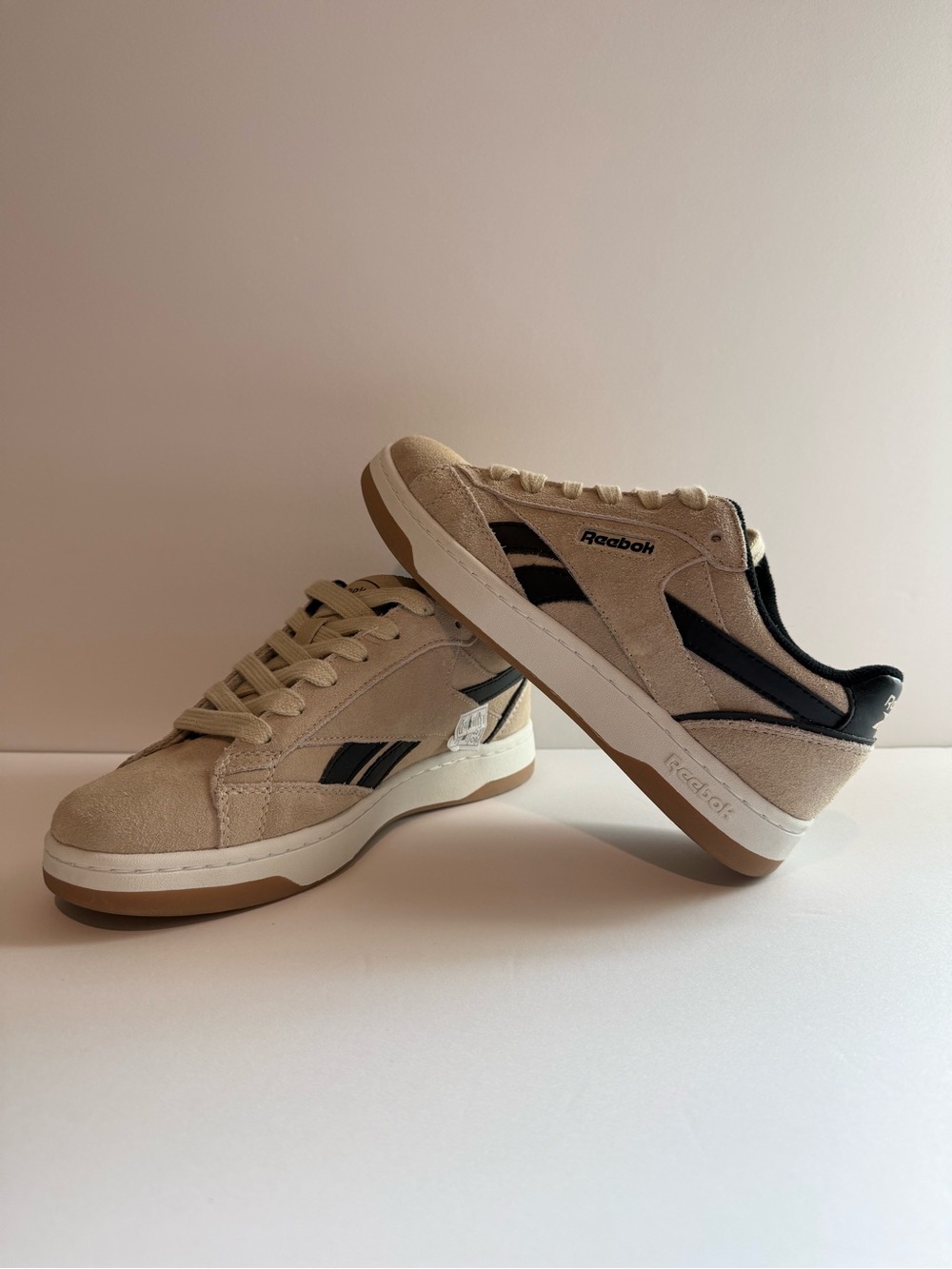 Reebok Unisex Sneakers Size 8 (25 cm) Beige & Black – New Without Box
